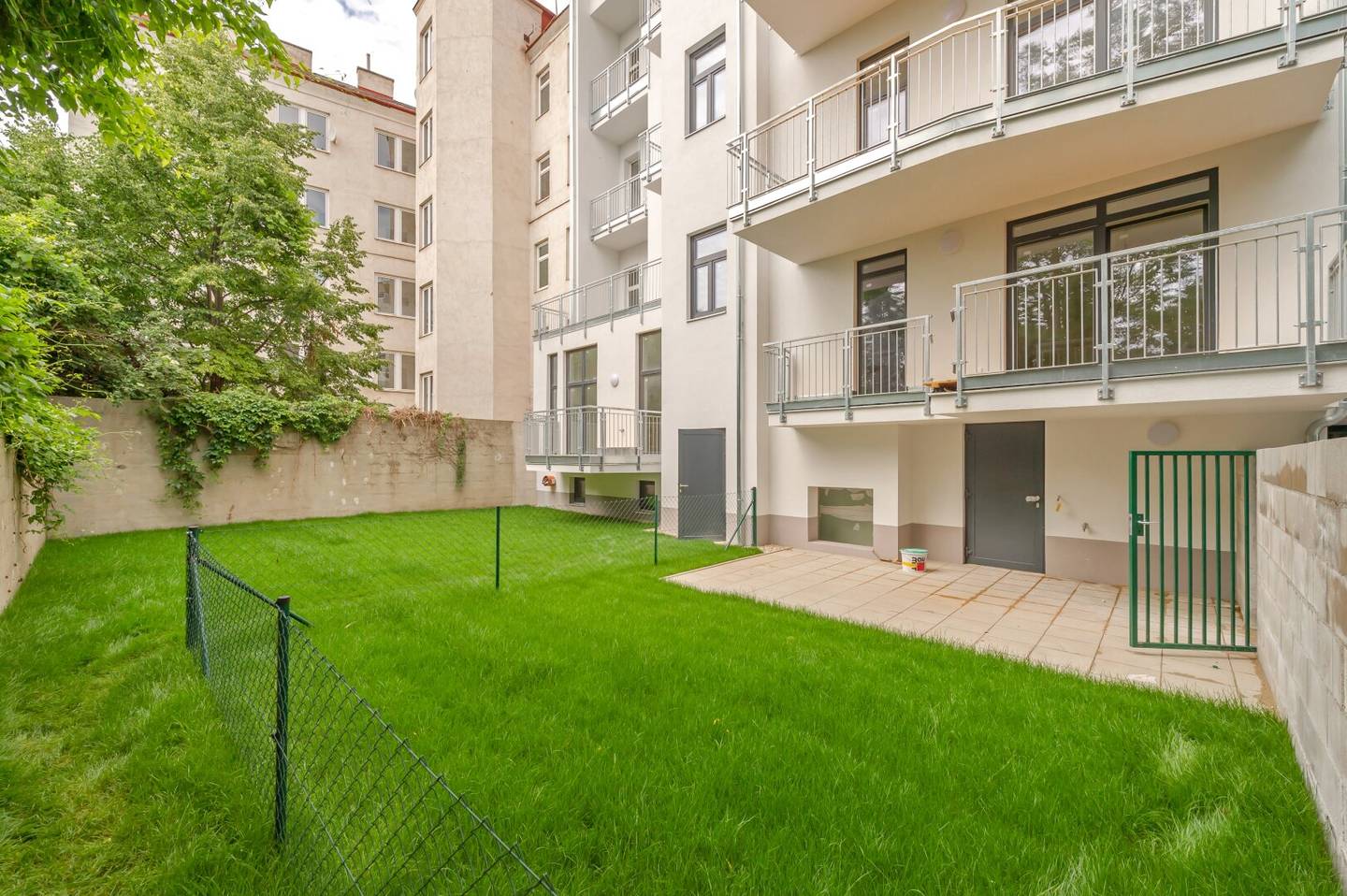 ++NEW++ Perfect 2 room Old Building Apartment with Garden Share
