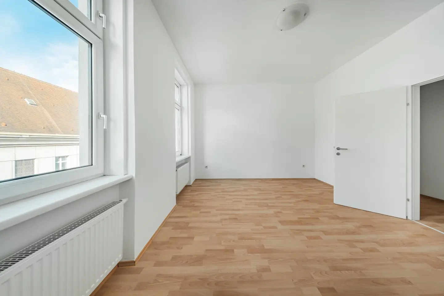 Near U3 Ottakring! Central walk through three room old building on the third floor