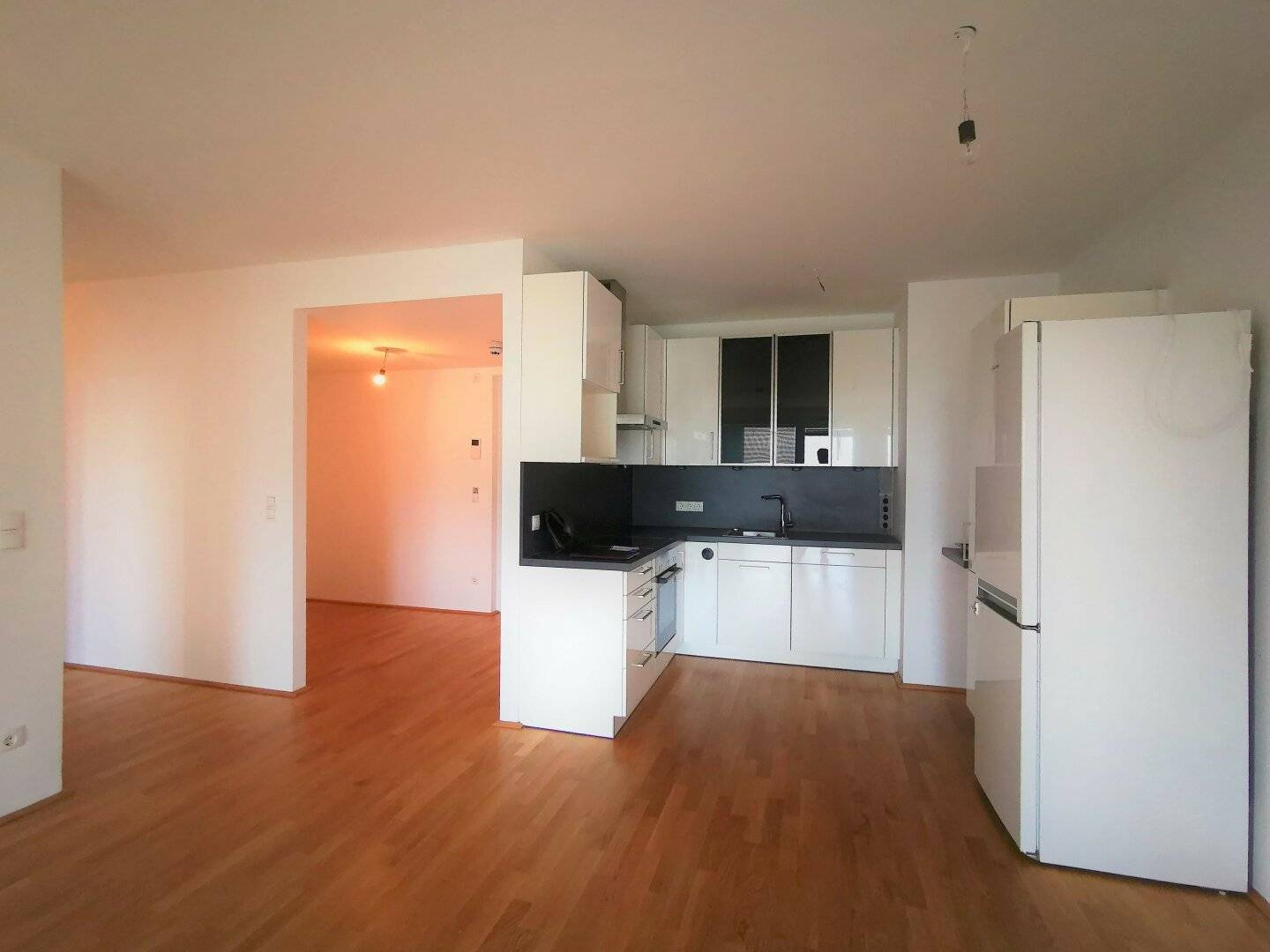 DC-LIVING: Modern 3 room apartment with loggia &amp; wellness area near the UNO-City