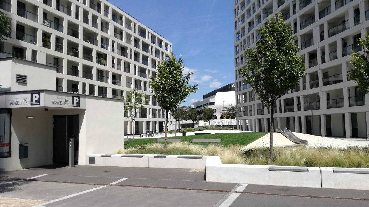 DC-LIVING: Modern 3 room apartment with loggia &amp; wellness area near the UNO-City