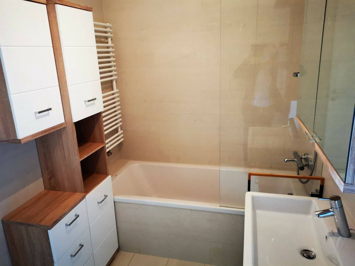 DC-LIVING: Modern 3 room apartment with loggia &amp; wellness area near the UNO-City