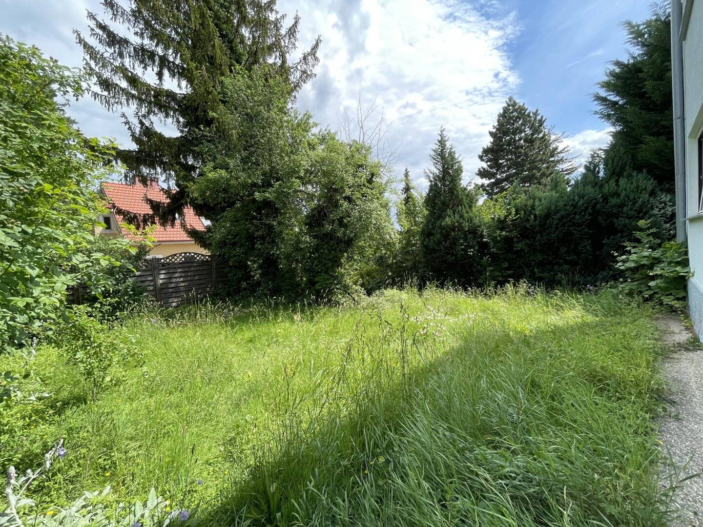 Renovation required single family house with garden and garage parking space seeks new owner