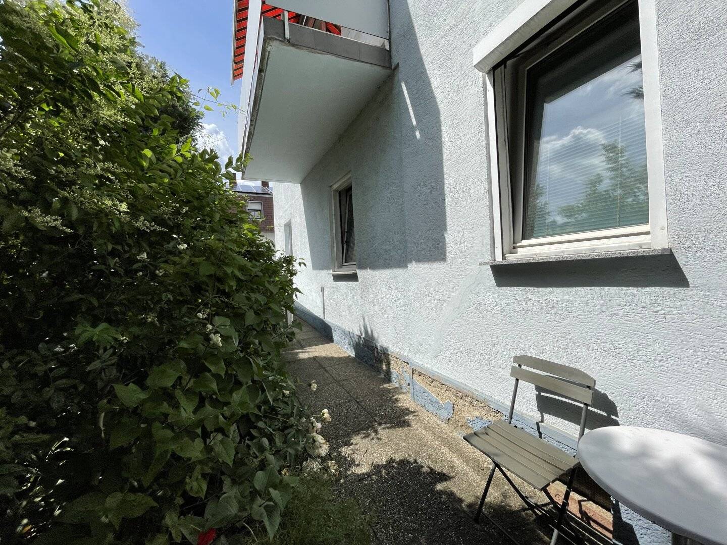 Renovation required single family house with garden and garage parking space seeks new owner