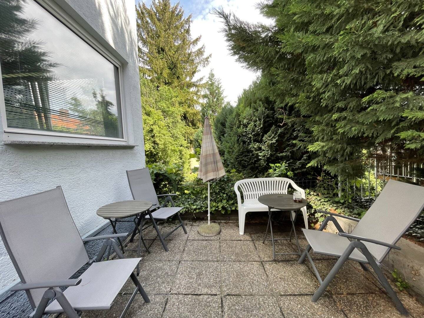 Renovation required single family house with garden and garage parking space seeks new owner
