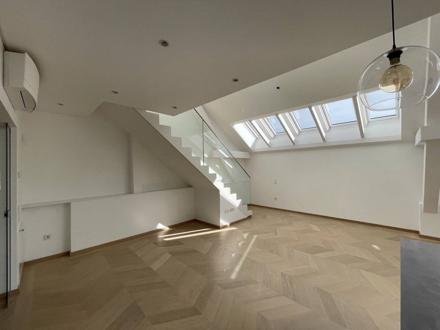 4 Zimmer-Maisonetten-Wohnung mit einer Terrasse und eigenem Studio im Oberbereich mit separatem zusätzlichem Eingang!