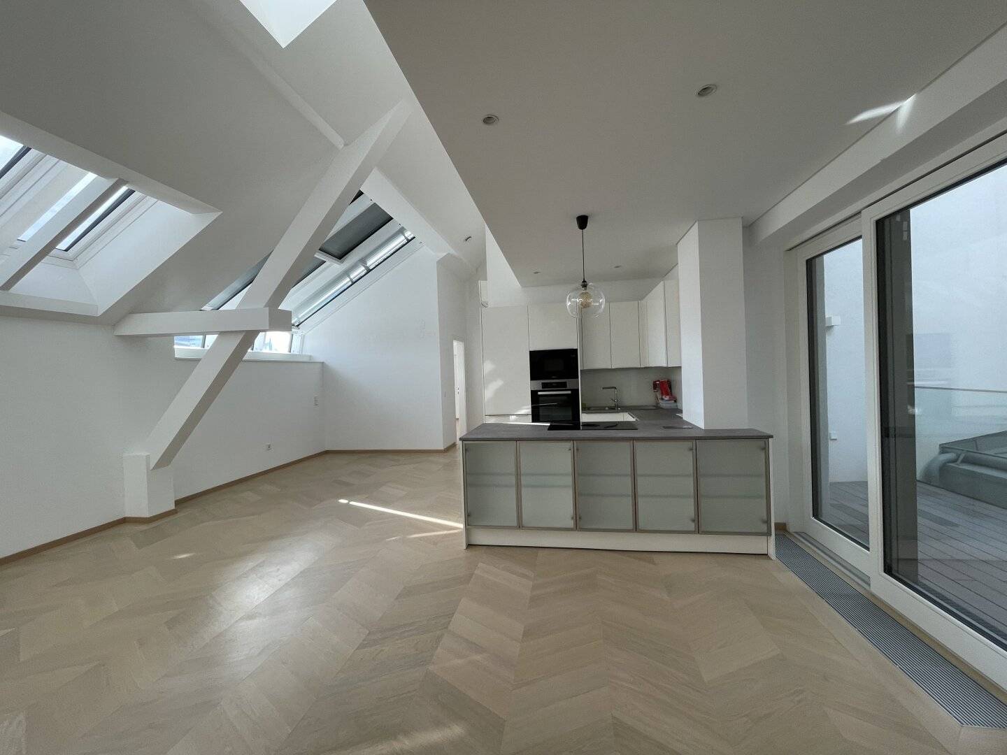 4 Zimmer-Maisonetten-Wohnung mit einer Terrasse und eigenem Studio im Oberbereich mit separatem zusätzlichem Eingang!