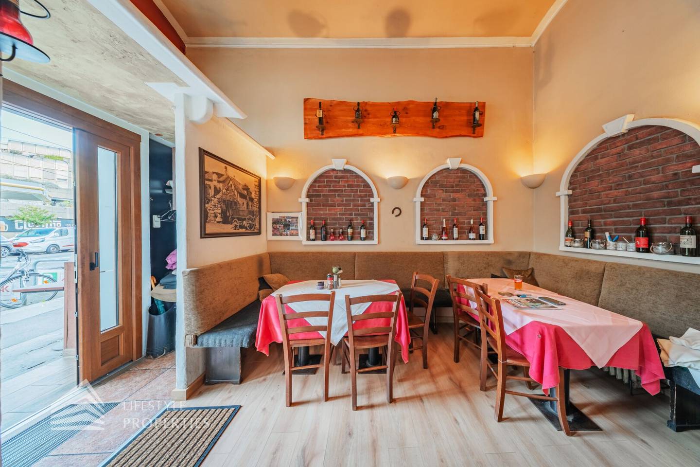 One time offer! Charming restaurant with outdoor seating in the 9th district of Vienna de