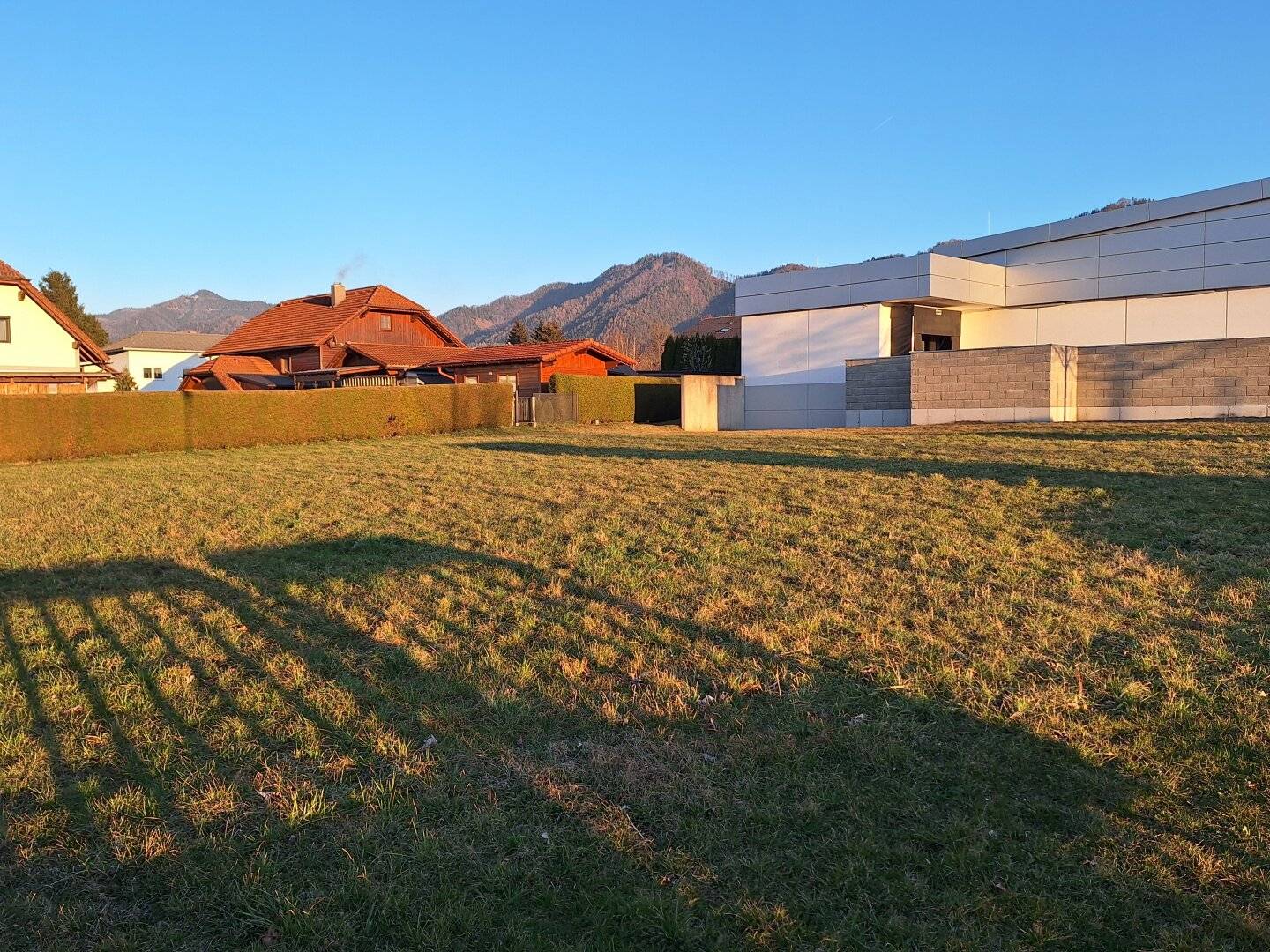 Newly calculated price! Sunny building plot in a well-kept settlement in close proximity to the local supply center