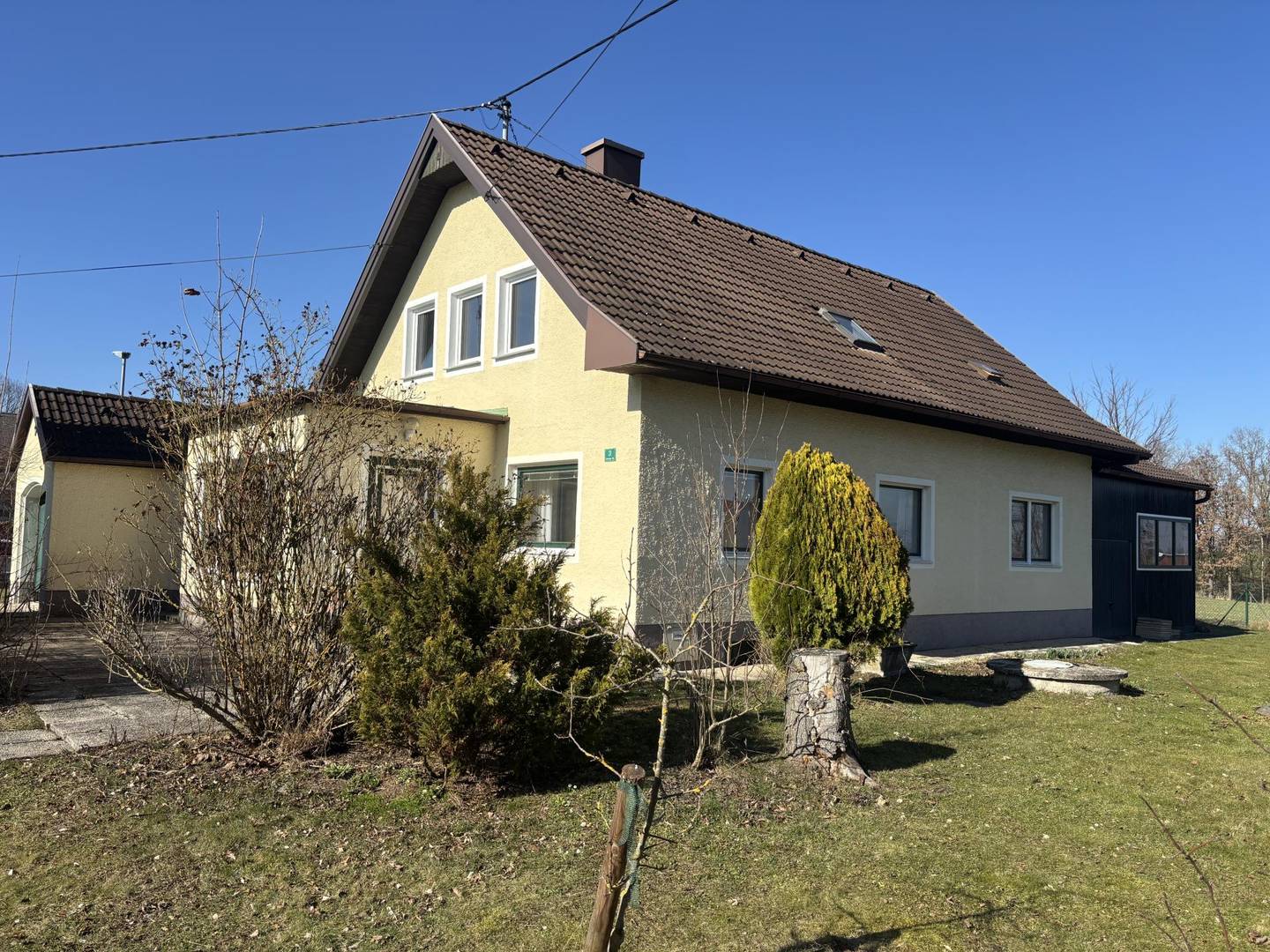 Wohnhaus in Oftering mit großem Grundstück, Brunnen & Gasheizung