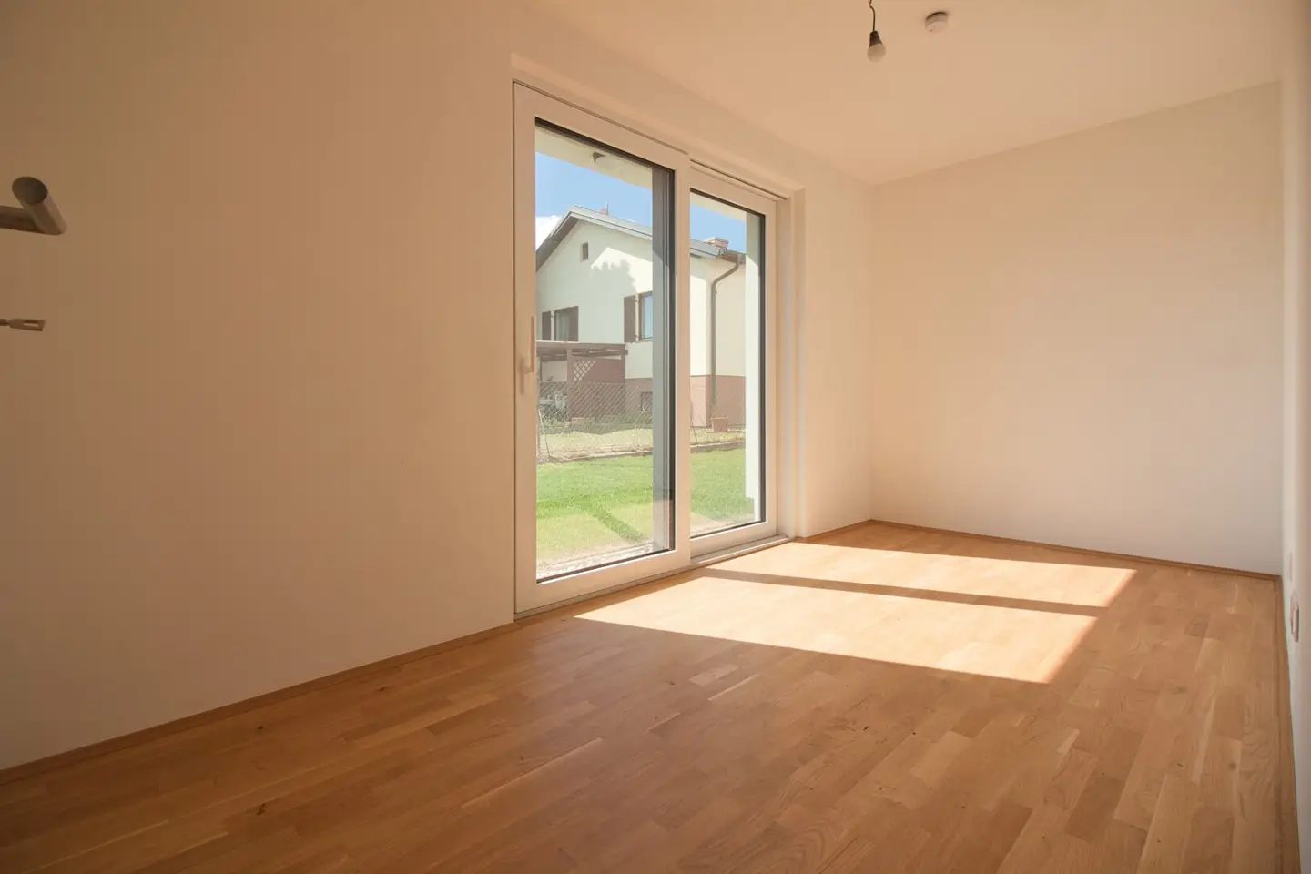 Single-family house in a quiet location | Brick house | spacious, bright & well-equipped | with garden and parking space