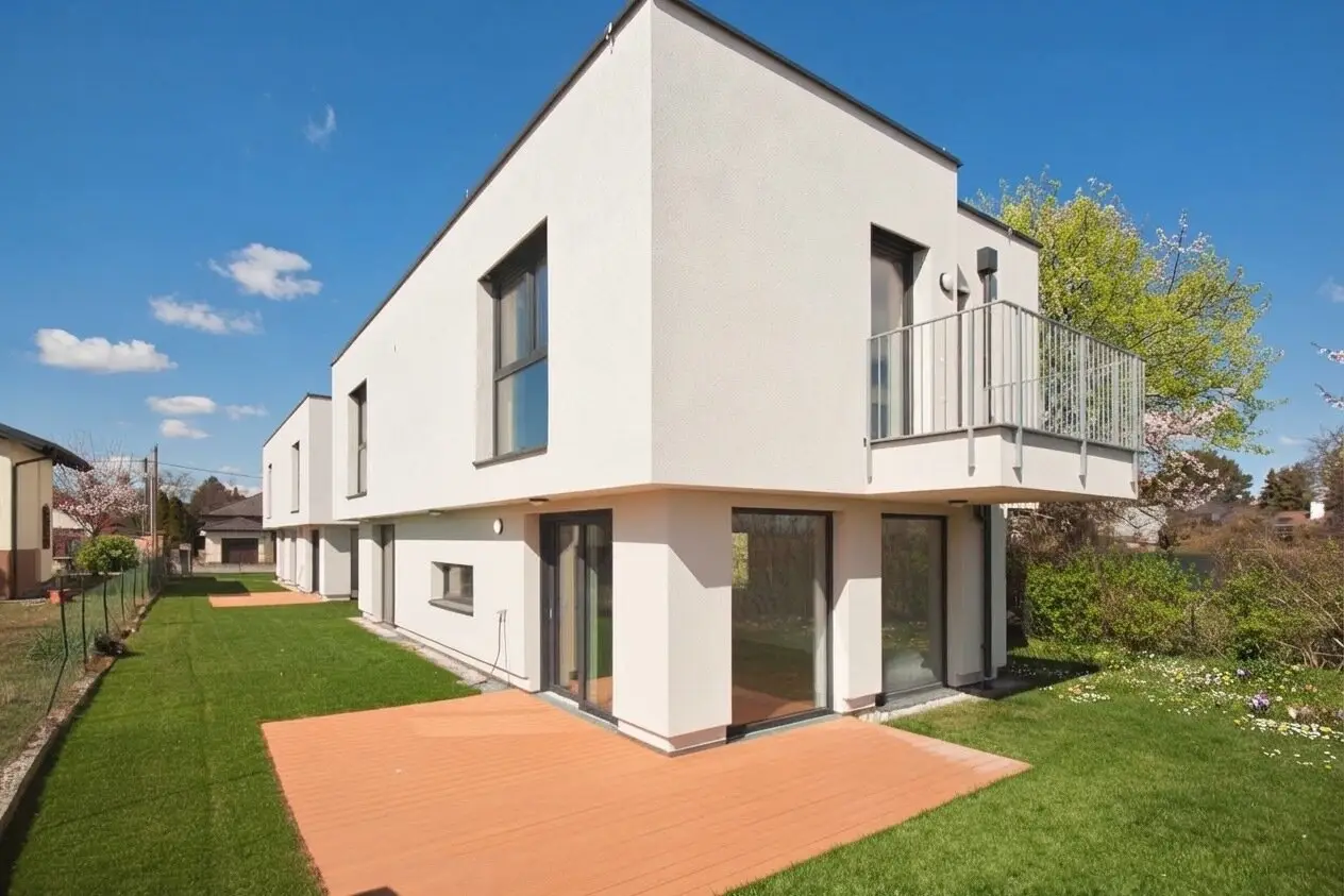 Single-family house in a quiet location | Brick house | spacious, bright &amp; well-equipped | with garden and parking space