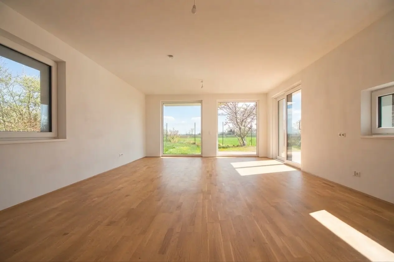 Single-family house in a quiet location | Brick house | spacious, bright & well-equipped | with garden and parking space