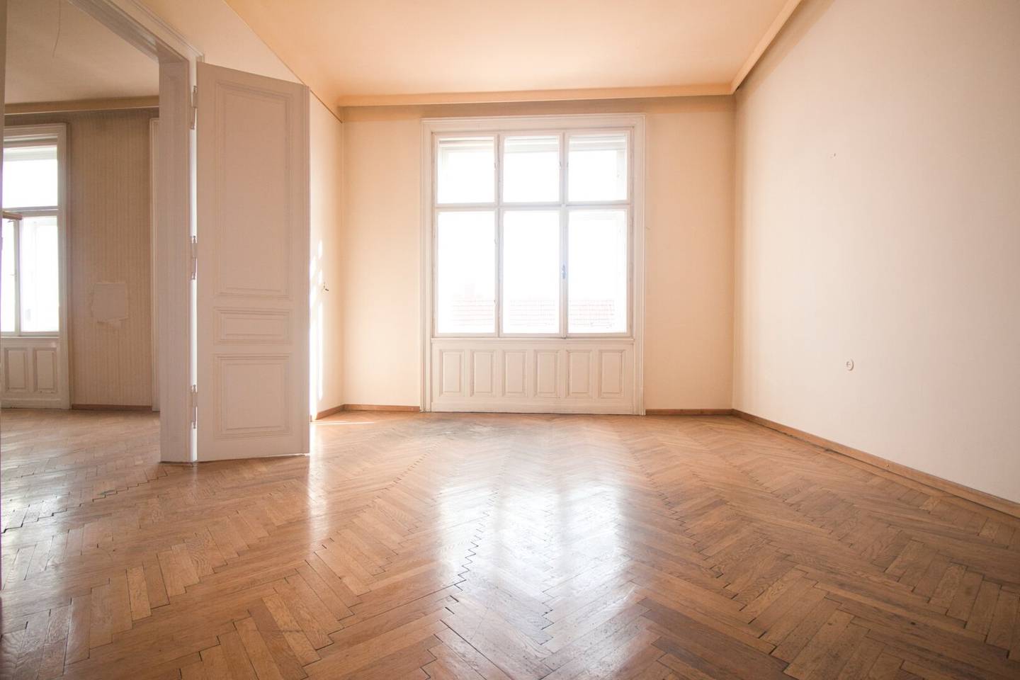Helle Wohnung im Altbau großzügig geschnitten