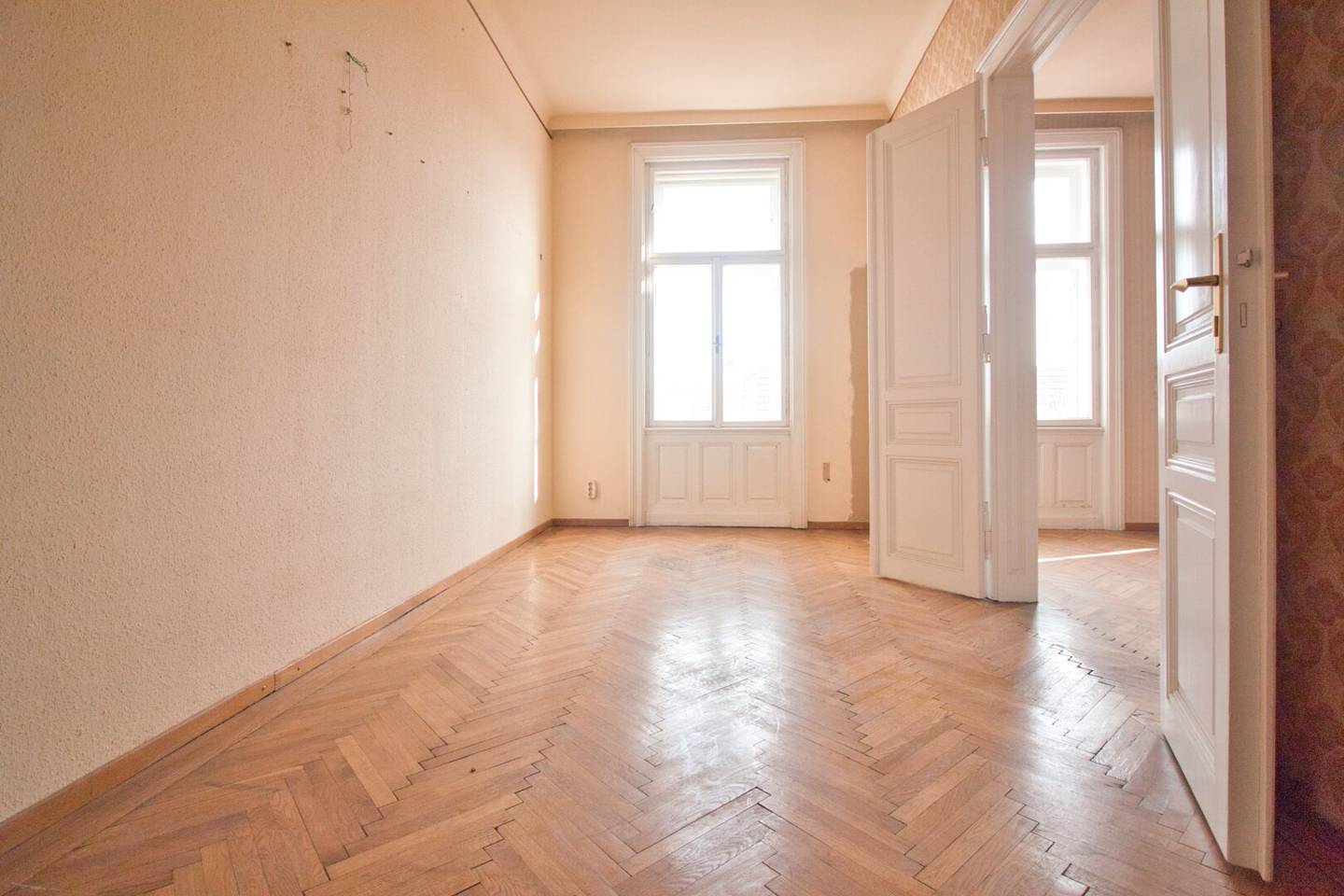 Helle Wohnung im Altbau großzügig geschnitten
