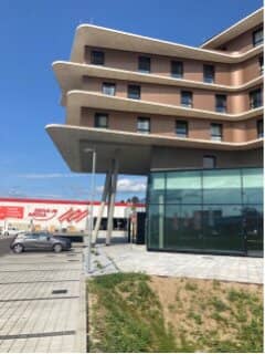LARGE-SCALE GASTRONOMY/COMMERCIAL SPACE, first property at the access to Industriezentrum NÖ Süd, 472 m²
