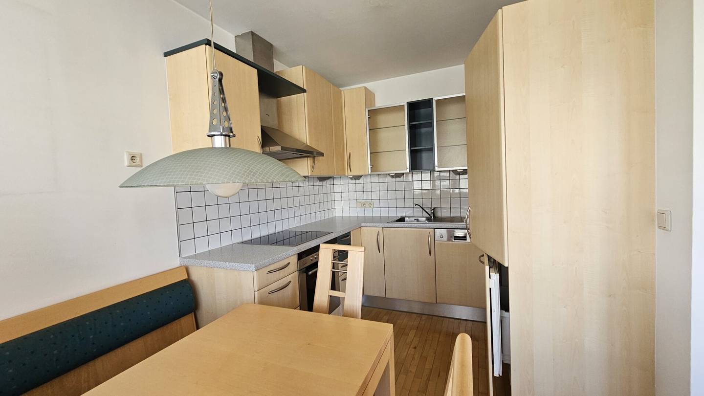 Maisonette apartment with garage included near U2